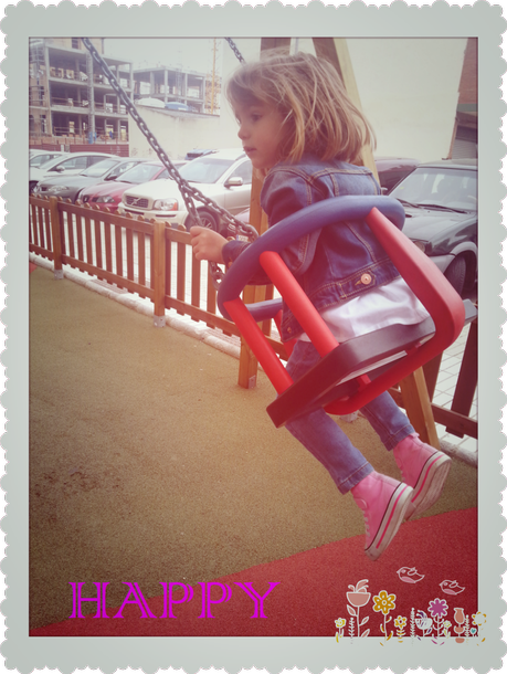 en los columpios del parque