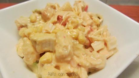 ENSALADA DE POLLO, AGUACATE Y MARISCO CON SALSA ROSA