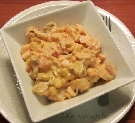 ENSALADA DE POLLO, AGUACATE Y MARISCO CON SALSA ROSA