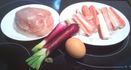 Revuelto de pollo y palitos de cangrejo (surimi)