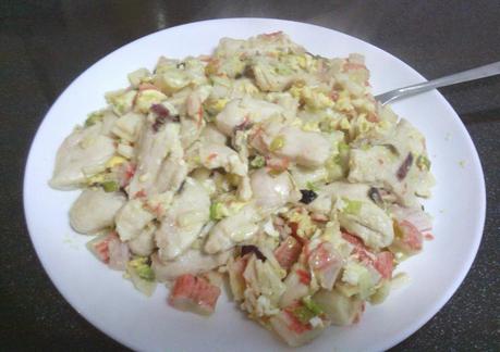 Revuelto de pollo y palitos de cangrejo (surimi)