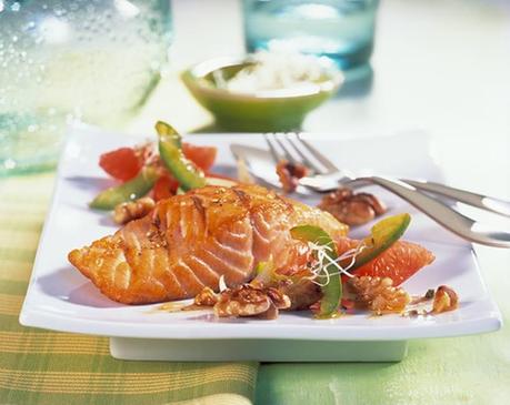 salmon a la parrilla con pomelo rosa y nueces