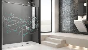 Lindos baños con duchas modernas