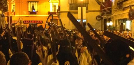 Cómo cruzar el cuerpo de penitentes de La Macarena con una bicicleta.