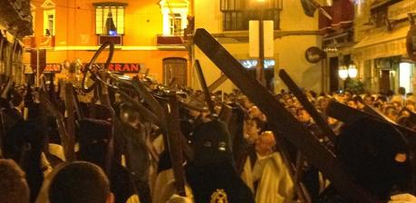 Cómo cruzar el cuerpo de penitentes de La Macarena con una bicicleta.