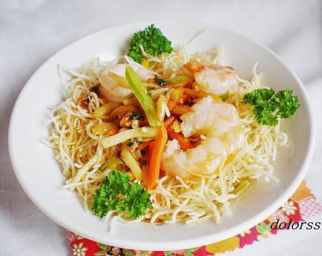 Fideos crujientes con verduras de colores y gambas