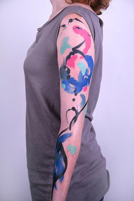 Tatuaje abstracto de Amanda Wachob