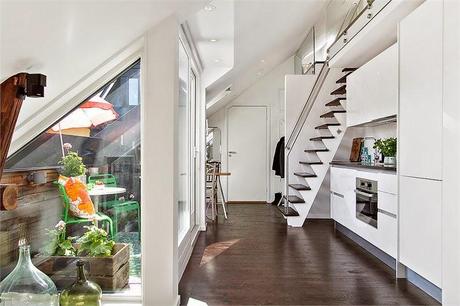 Una pequeña buhardilla con mucha luz