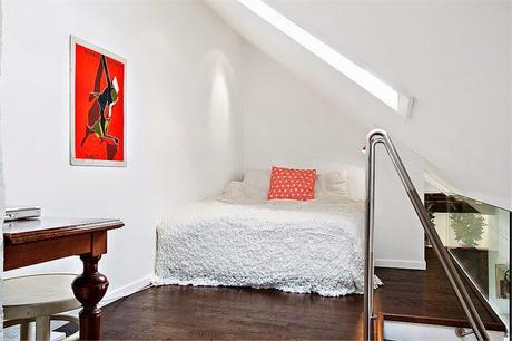 Una pequeña buhardilla con mucha luz