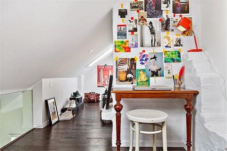 Una pequeña buhardilla con mucha luz