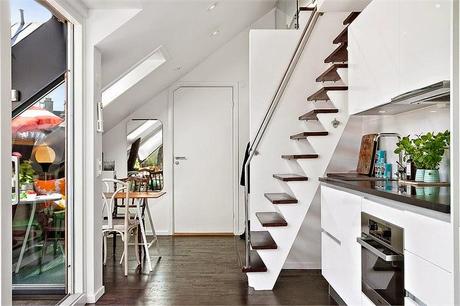 Una pequeña buhardilla con mucha luz