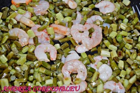 HUEVOS REVUELTOS CON AJETES Y GAMBAS