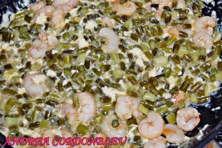 HUEVOS REVUELTOS CON AJETES Y GAMBAS