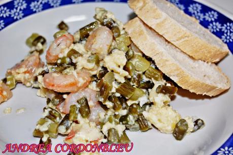 HUEVOS REVUELTOS CON AJETES Y GAMBAS