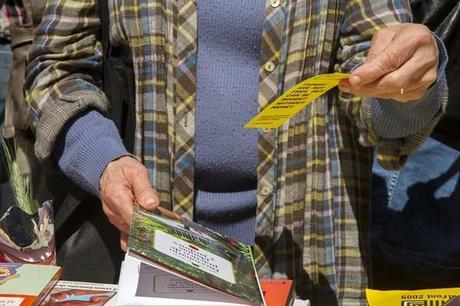Otro Sant Jordi es posible: 1.010 maneras de comprar un libro sin dinero. comprador