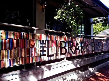 Decorar con libros, feliz día a todos los Jorges y los Jordis decoración de negocios