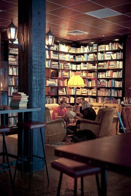 Decorar con libros, feliz día a todos los Jorges y los Jordis the library bar auckland