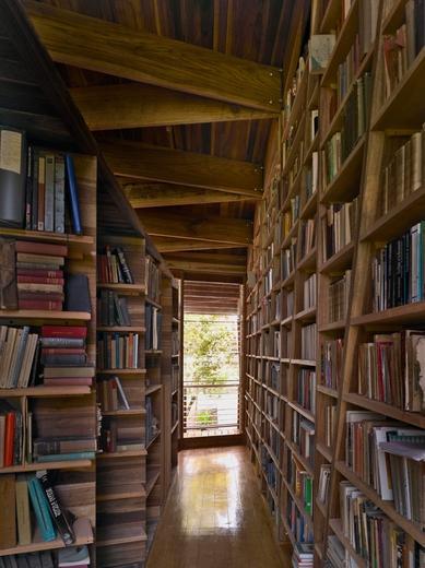 Decorar con libros, feliz día a todos los Jorges y los Jordis casa kike costa rica