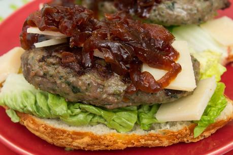 Tostas de hamburguesa de solomillo, espinacas y queso granna padano y cebolla caramelizada