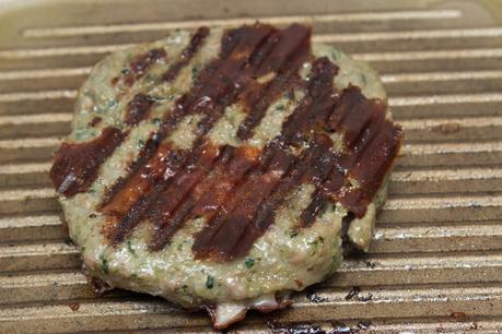 Tostas de hamburguesa de solomillo, espinacas y queso granna padano y cebolla caramelizada