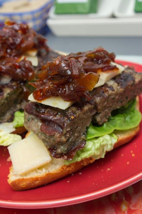 Tostas de hamburguesa de solomillo, espinacas y queso granna padano y cebolla caramelizada