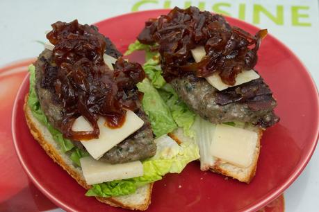 Tostas de hamburguesa de solomillo, espinacas y queso granna padano y cebolla caramelizada