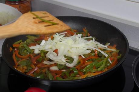 Noche mejicana: nachos foster y fajitas de pollo
