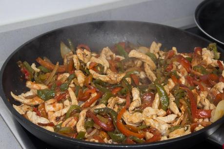 Noche mejicana: nachos foster y fajitas de pollo