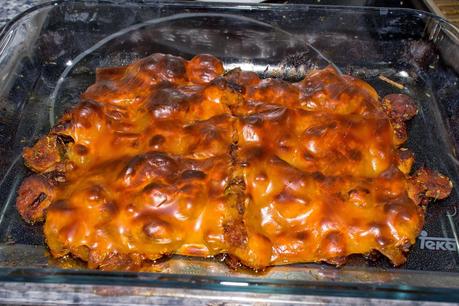 Salchichas blancas con tomate, verduras al queso crujiente