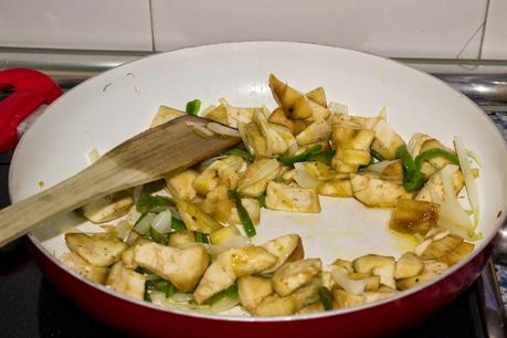 Salchichas blancas con tomate, verduras al queso crujiente