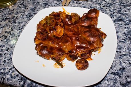 Salchichas blancas con tomate, verduras al queso crujiente