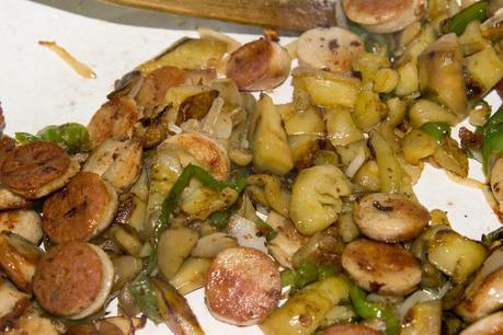 Salchichas blancas con tomate, verduras al queso crujiente