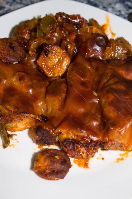 Salchichas blancas con tomate, verduras al queso crujiente