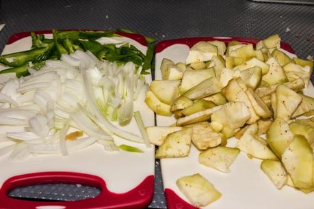 Salchichas blancas con tomate, verduras al queso crujiente