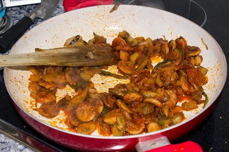 Salchichas blancas con tomate, verduras al queso crujiente