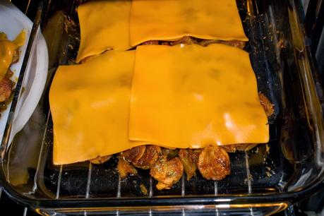 Salchichas blancas con tomate, verduras al queso crujiente