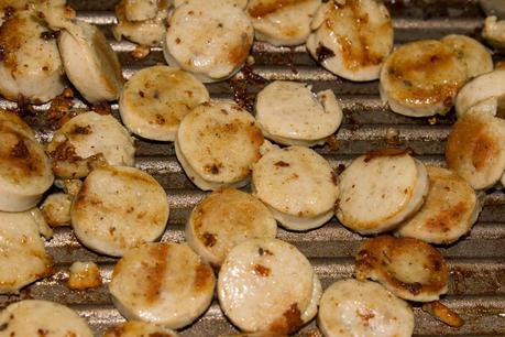 Salchichas blancas con tomate, verduras al queso crujiente