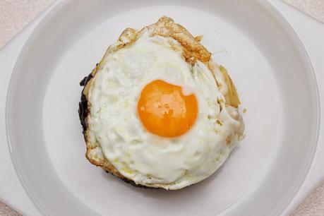 Pastel de berenjena negra y manzana a la miel