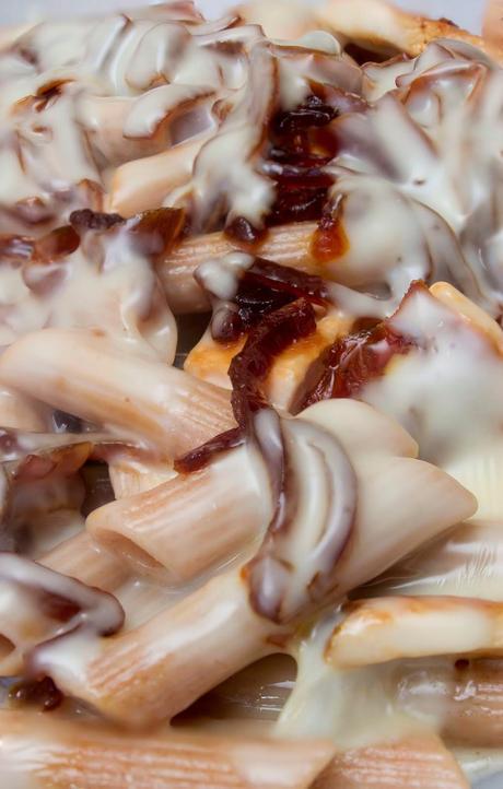 Pasta con pollo y salsa de champiñones