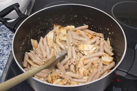 Pasta con pollo y salsa de champiñones Pasta con pollo y salsa de champiñones