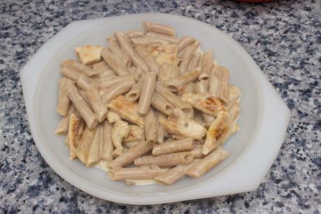 Pasta con pollo y salsa de champiñones