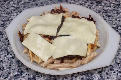 Pasta con pollo y salsa de champiñones