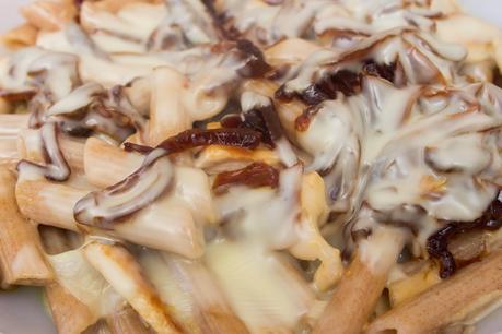 Pasta con pollo y salsa de champiñones Pasta con pollo y salsa de champiñones