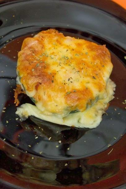 Calabacines rellenos de salchichas y provolone