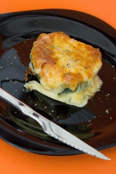 Calabacines rellenos de salchichas y provolone