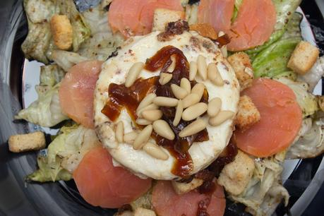 Ensalanda de salmón y queso de cabra con vinagreta especiada