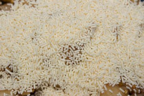 Empanada de pera y crema balsámica de chocolate