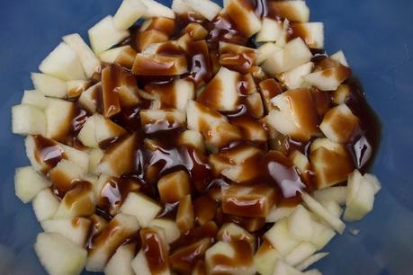 Empanada de pera y crema balsámica de chocolate