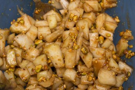 Empanada de pera y crema balsámica de chocolate