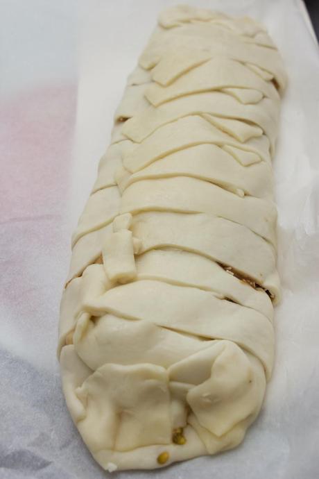 Empanada de pera y crema balsámica de chocolate